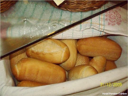Frühstück - Brötchen in einen Korb