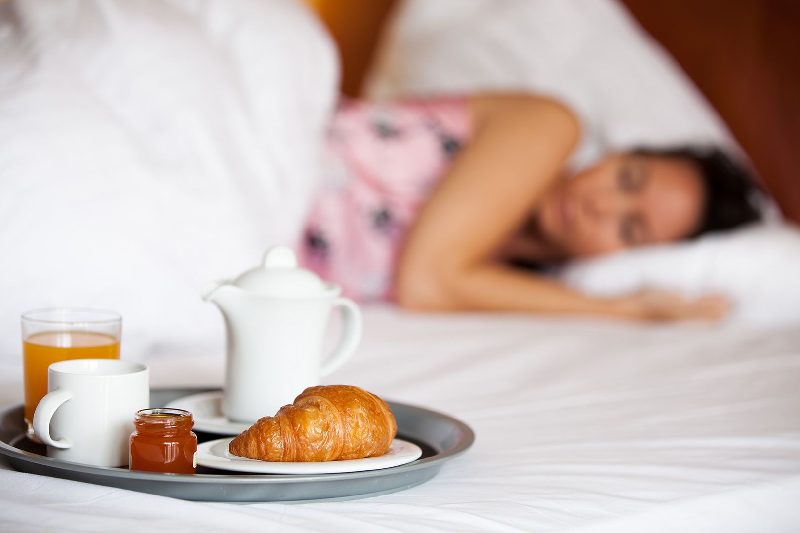 Frühstück auf einen Bett serviert.