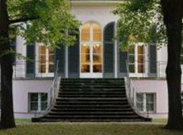 Max-Planck-Gesellschaft, hervorgegangen aus den Kaiser-Wilhelm-Instituten, die in Dahlem gegründet wurden.
