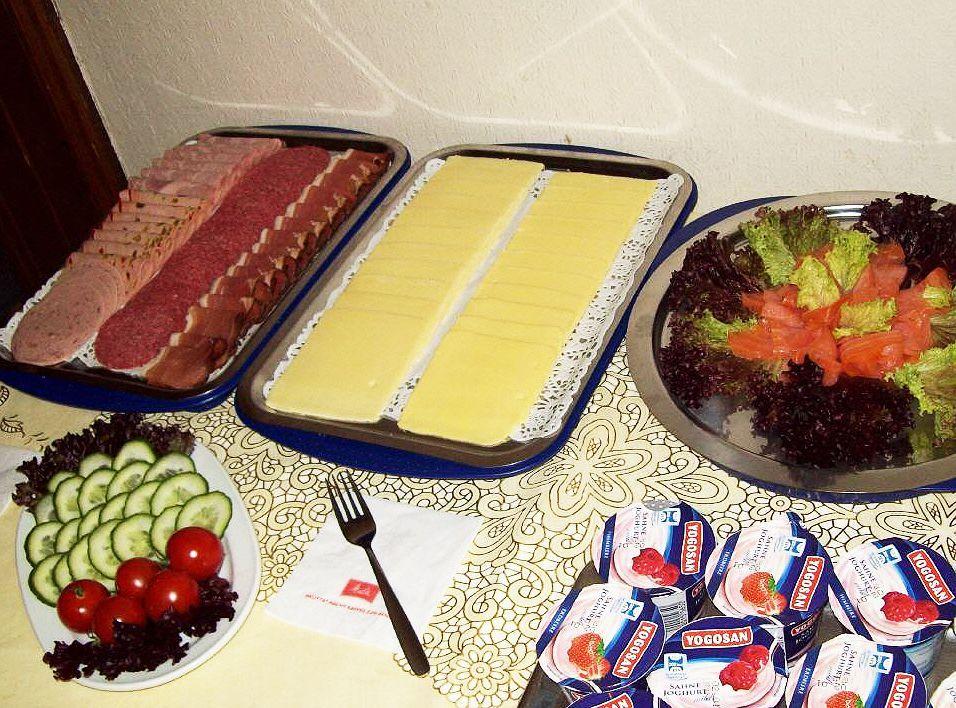 Frühstücksbuffet mit verschiedenen Aufstrichen und Belagoptionen.